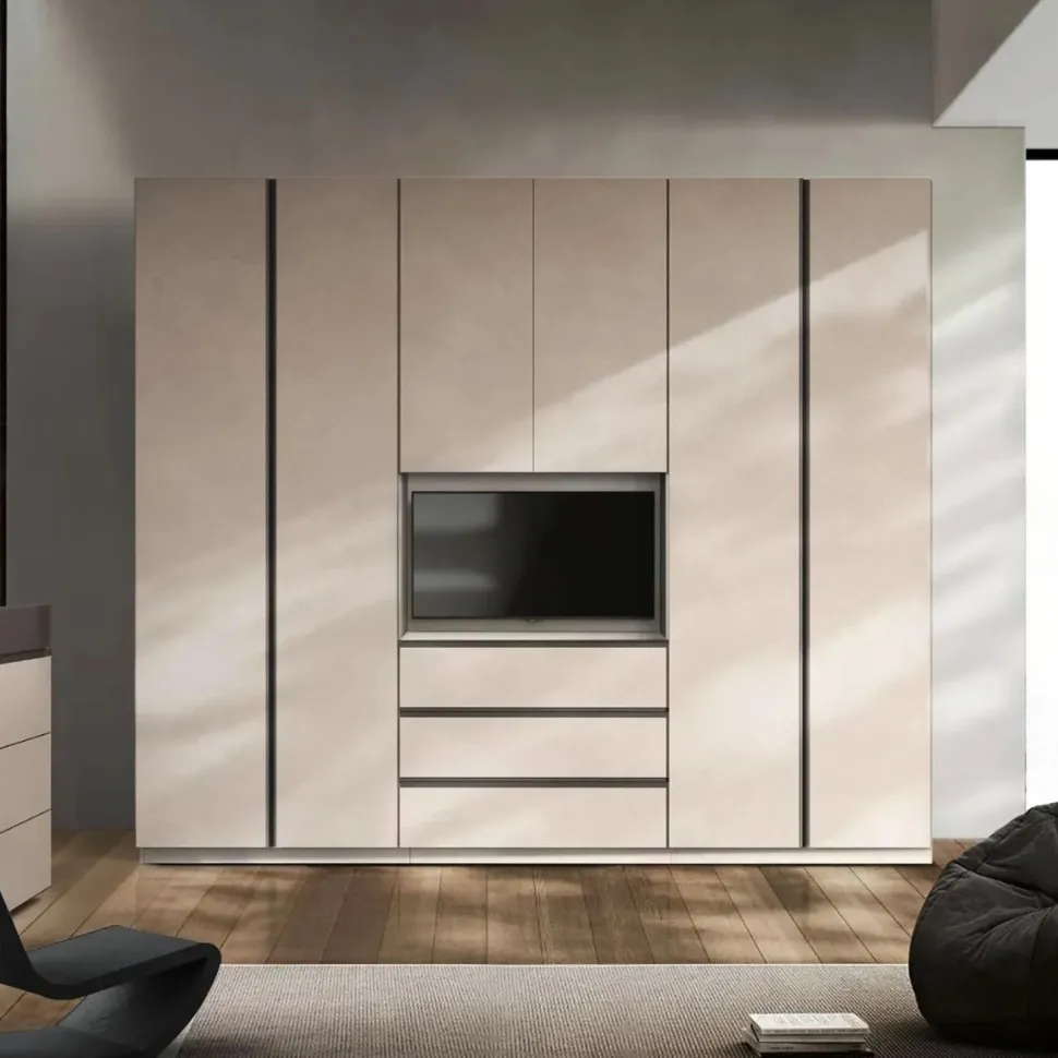 Armadio 6 ante battenti Cashmere con 3 cassetti Vano TV girevole e maniglie a gola disponibile in 3 colori