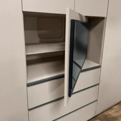 Armadio 6 ante battenti Cashmere con 3 cassetti Vano TV girevole e maniglie a gola disponibile in 3 colori