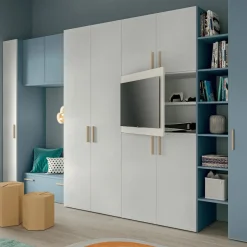 Armadio 8 ante battenti con pannello porta Tv Plus disponibile in 2 misure e 15 colori
