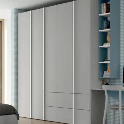 Armadio 5 ante battenti e 4 cassetti con maniglia a tutta altezza Dea disponibile in 2 misure e 15 colori