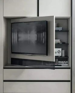 Armadio ante scorrevoli con vano TV girevole con cassetti e maniglia a gola disponibile in vari colori