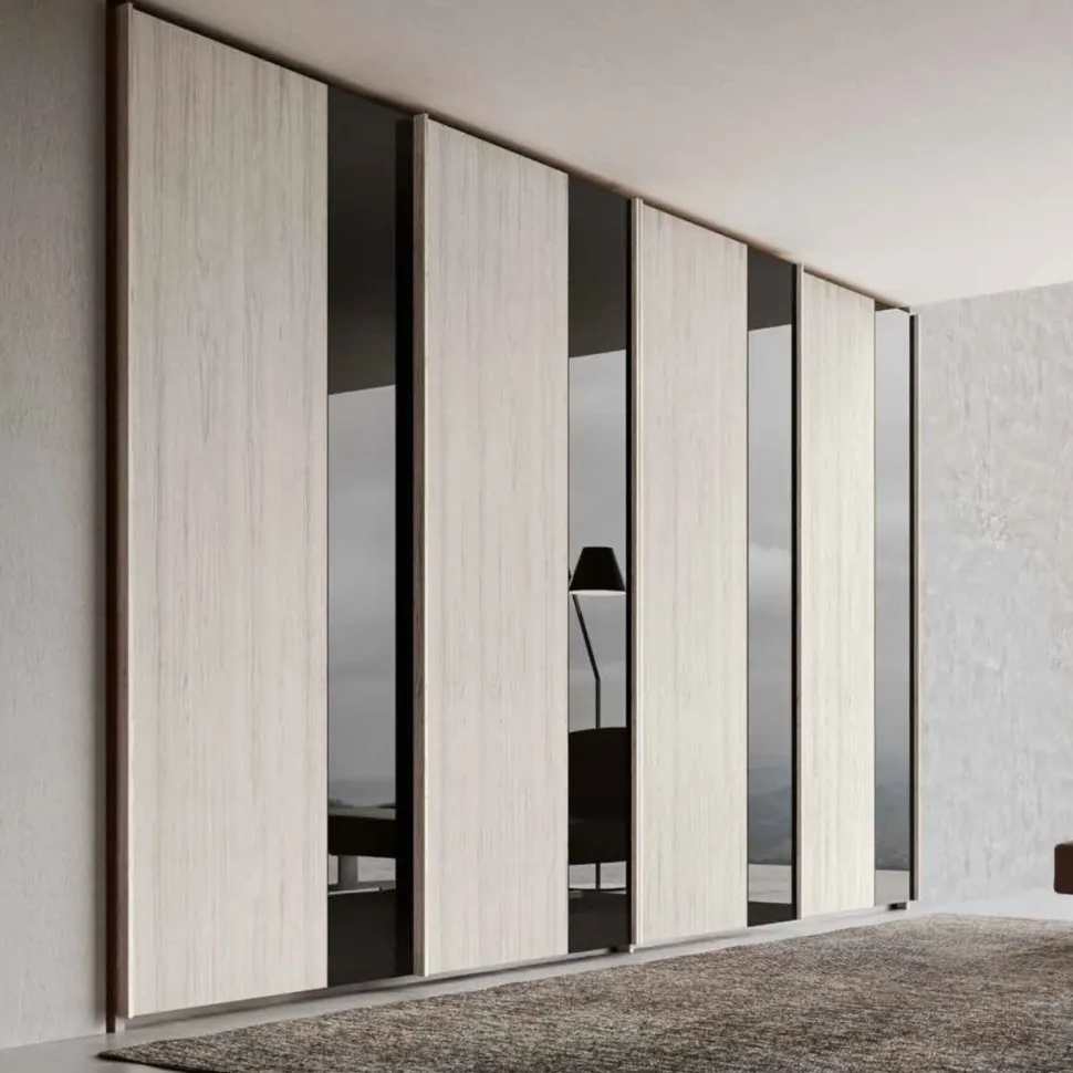 Armadio 4 ante scorrevoli in Bianco Altea con inserti verticali a Specchio Fumè disponibile in vari colori