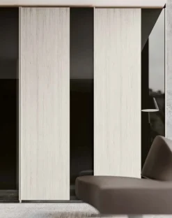 Armadio 4 ante scorrevoli in Bianco Altea con inserti verticali a Specchio Fumè disponibile in vari colori