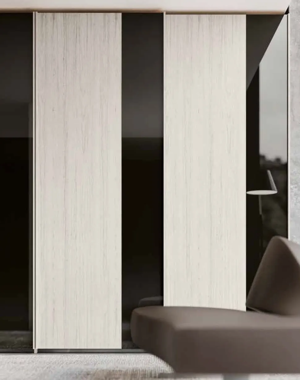 Armadio 4 ante scorrevoli in Bianco Altea con inserti verticali a Specchio Fumè disponibile in vari colori