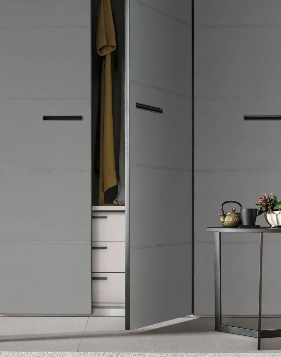 Armadio battente componibile con ante rivestite in ecopelle e maniglia integrata disponibile in varie misure e colori
