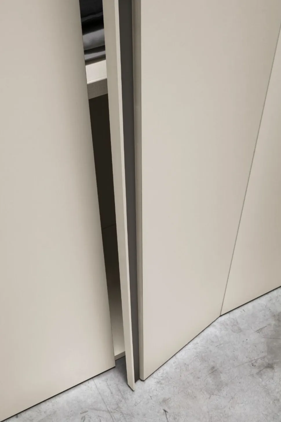 Armadio battente componibile con maniglia a tutta altezza integrata Dora disponibile in varie misure e colori