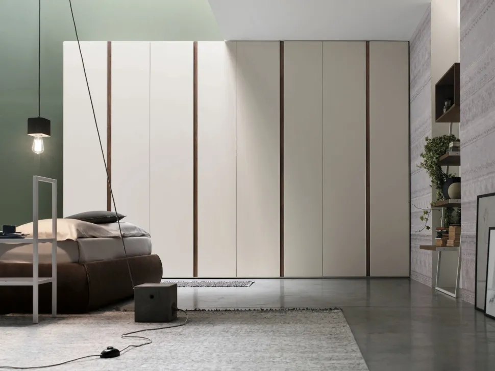 Armadio battente componibile con maniglia a tutta altezza integrata Dora disponibile in varie misure e colori