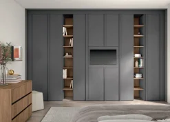 Armadio battente con maniglia a tutta altezza e vano TV disponibile in 2 misure e 13 colori