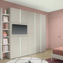 Armadio battente con vano tv e maniglia a tutta altezza disponibile in 2 misure e 13 colori