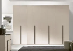 Armadio City 8 ante battenti linea Domino finitura Cachemire con maniglia Stilo in alluminio verniciato