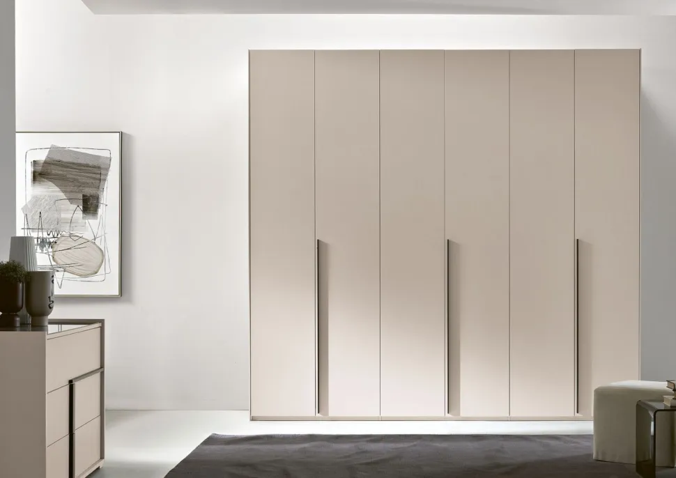 Armadio City 8 ante battenti linea Domino finitura Cachemire con maniglia Stilo in alluminio verniciato