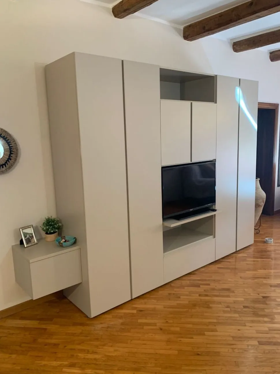 Armadio con vano Tv girevole 5 ante battenti e 4 cassetti linea Airone