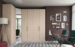 Armadio moderno con angolo a specchio finitura Bianco Opaco con 7 ante battenti disponibile in 2 misure e vari colori
