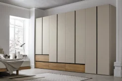 Armadio modulare componibile con ante battenti e cassetti con maniglia a tutta altezza integrata disponibile in vari colori