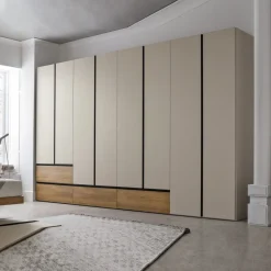Armadio modulare componibile con ante battenti e cassetti con maniglia a tutta altezza integrata disponibile in vari colori