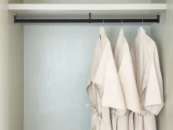 Aste per mobili Silk con staffe, Alluminio e Tecnoplastica, disponibile in 2 misure e 2 colori