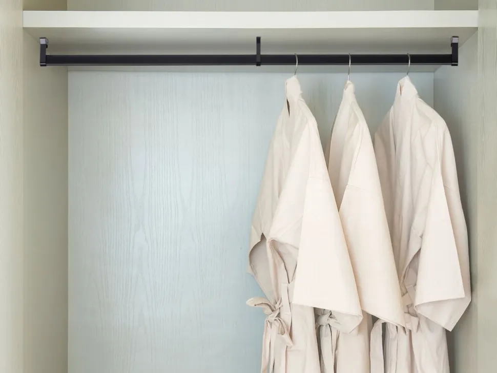 Aste per mobili Silk con staffe, Alluminio e Tecnoplastica, disponibile in 2 misure e 2 colori