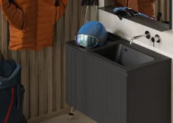 Bagno Nanco+ sospeso con lavabo decentrato e 1 cassettone disponibile in vari colori