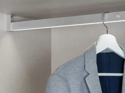 Barra Appendiabiti per armadi con luce LED Castor, batteria estraibile e sensore di movimento,in Tecnoplastica e alluminio