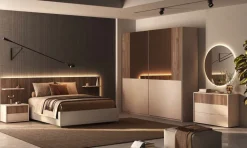 Camera matrimoniale con armadio scorrevole e letto cannettato in finitura Bronzo e Noce