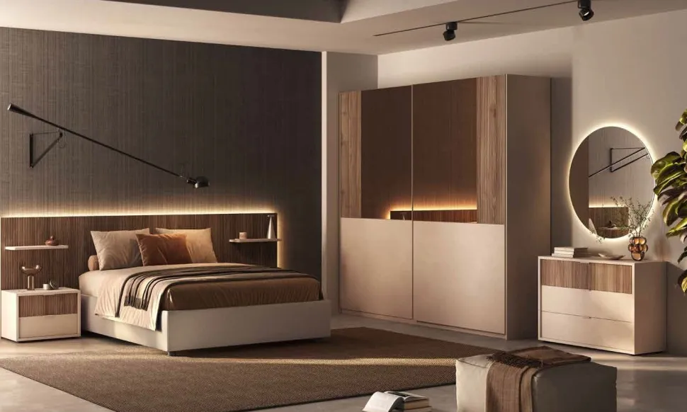 Camera matrimoniale con armadio scorrevole e letto cannettato in finitura Bronzo e Noce