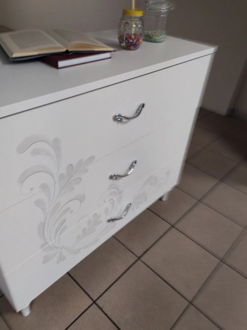 Cassettiera moderna Bianco frassino a tre cassetti serigrafati Noemi linea Essenza