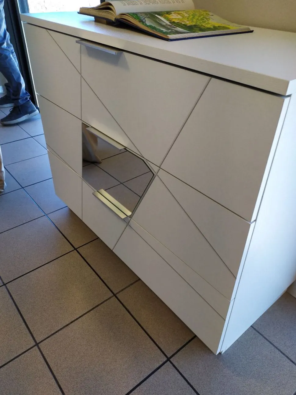Cassettiera moderna bianco frassino 3 cassetti con inserti a specchio Vittoria linea Essenza