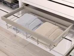Cestello regolabile in filo e telaio a scorrimento con chiusura soft per armadio disponibile in 2 colori e 3 misure