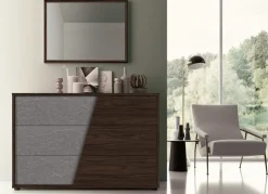 Comò moderno 3 cassetti con maniglia diagonale in MDF integrata nel frontale