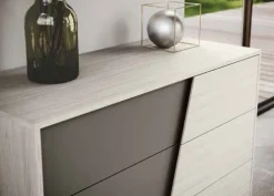 Comò moderno 3 cassetti con maniglia diagonale in MDF integrata nel frontale