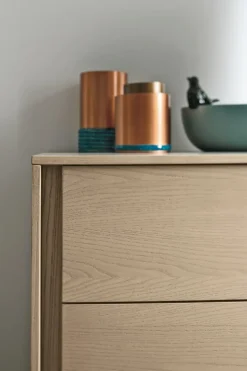 Comodino a 3 cassetti con gola laterale Odessa disponibile in vari colori