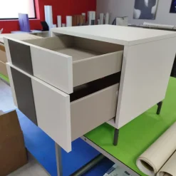 Comodino a 2 cassetti con inserto laccato colorato modello Crox Linea Lotto
