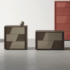 Comodino a 3 cassetti con inserti a specchio o in vetro lucido Slash disponibile in vari colori