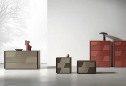 Comodino a 2 cassetti con inserti a specchio o in vetro lucido Slash disponibile in vari colori