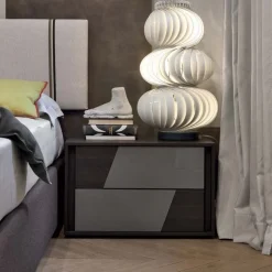 Comodino a 2 cassetti con inserti a specchio o in vetro lucido Slash disponibile in vari colori