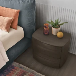 Comodino a 2 cassetti con maniglia integrata Helena disponibile in vari colori