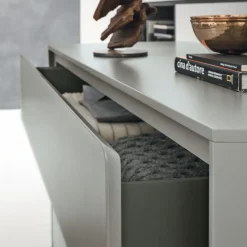 Comodino a 2 cassetti con presa maniglia laterale Melia disponibile in vari colori