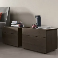 Comodino a 2 cassetti con presa maniglia obliqua Crio disponibile in 2 misure e vari colori
