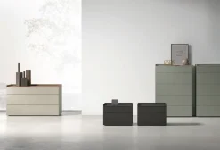 Comodino a 2 cassetti con top a vassoio Calipso disponibile in vari colori