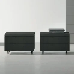 Comodino a 2 cassetti con zoccolo Argo disponibile in vari colori