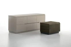 Comodino a 2 cassetti con zoccolo Argo disponibile in vari colori
