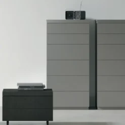 Comodino a 2 cassetti con zoccolo Argo disponibile in vari colori