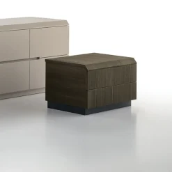 Comodino a 2 cassetti con zoccolo Argo disponibile in vari colori