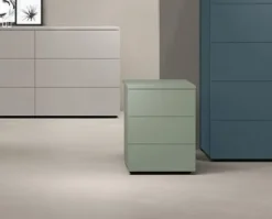 Comodino 3 cassetti senza maniglie Ego disponibile in vari colori