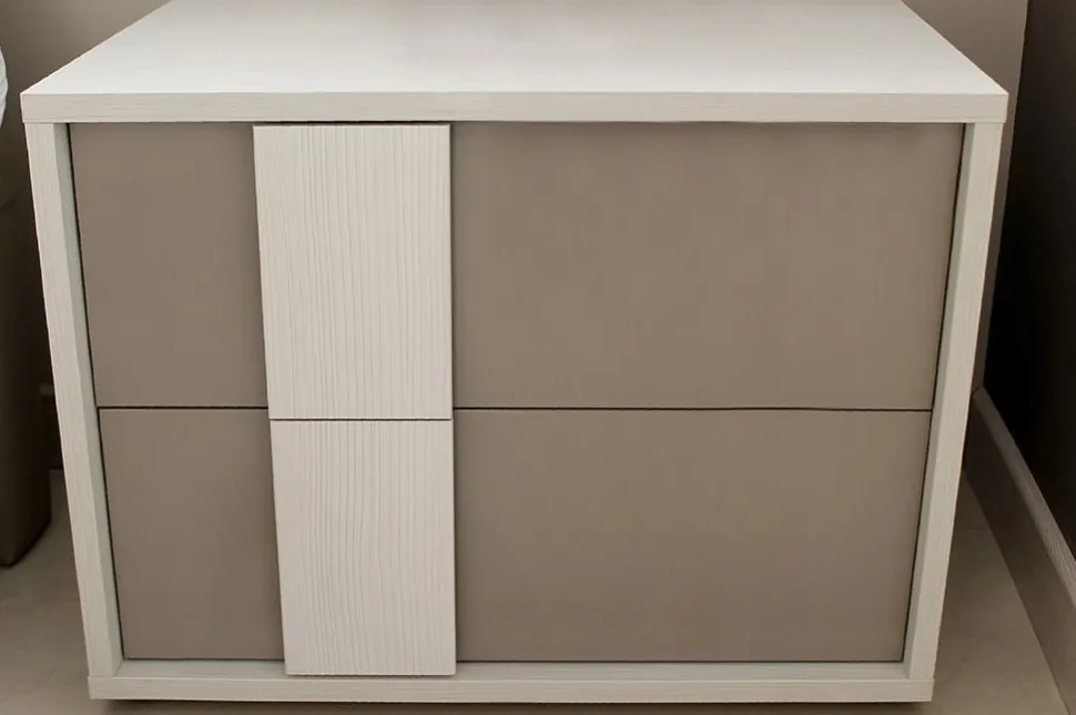Comodino moderno 2 cassetti con maniglia integrata in MDF disponibile in vari colori