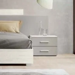 Comodino moderno 2 cassetti con maniglia in MDF rivestito Rea disponibile in vari colori