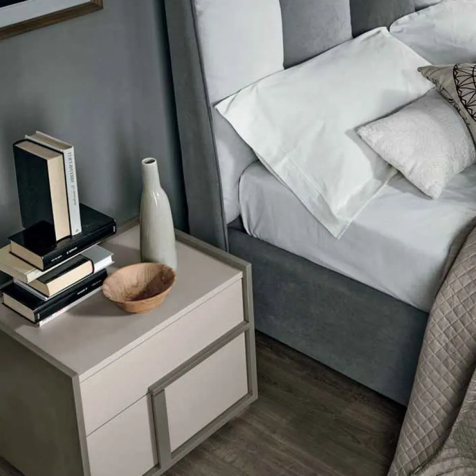 Comodino Tory 2 cassetti linea Domino finitura Grigio Londra e Cachemire