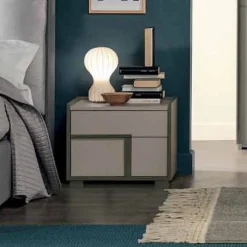 Comodino Tory 2 cassetti linea Domino finitura Grigio Londra e Cachemire