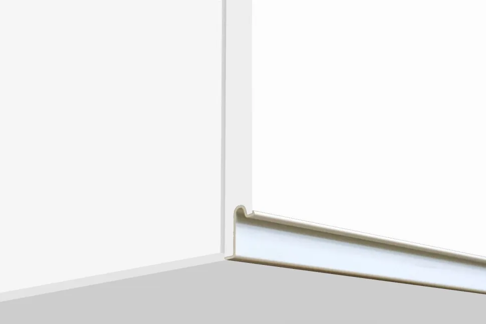 Cucina completa con isola moderna con maniglie a incasso in allumino Selene in finitura Bianco Lucido e Rovere
