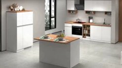 Cucina completa con isola moderna con maniglie a incasso in allumino Irene in finitura Bianco Lucido e Rovere